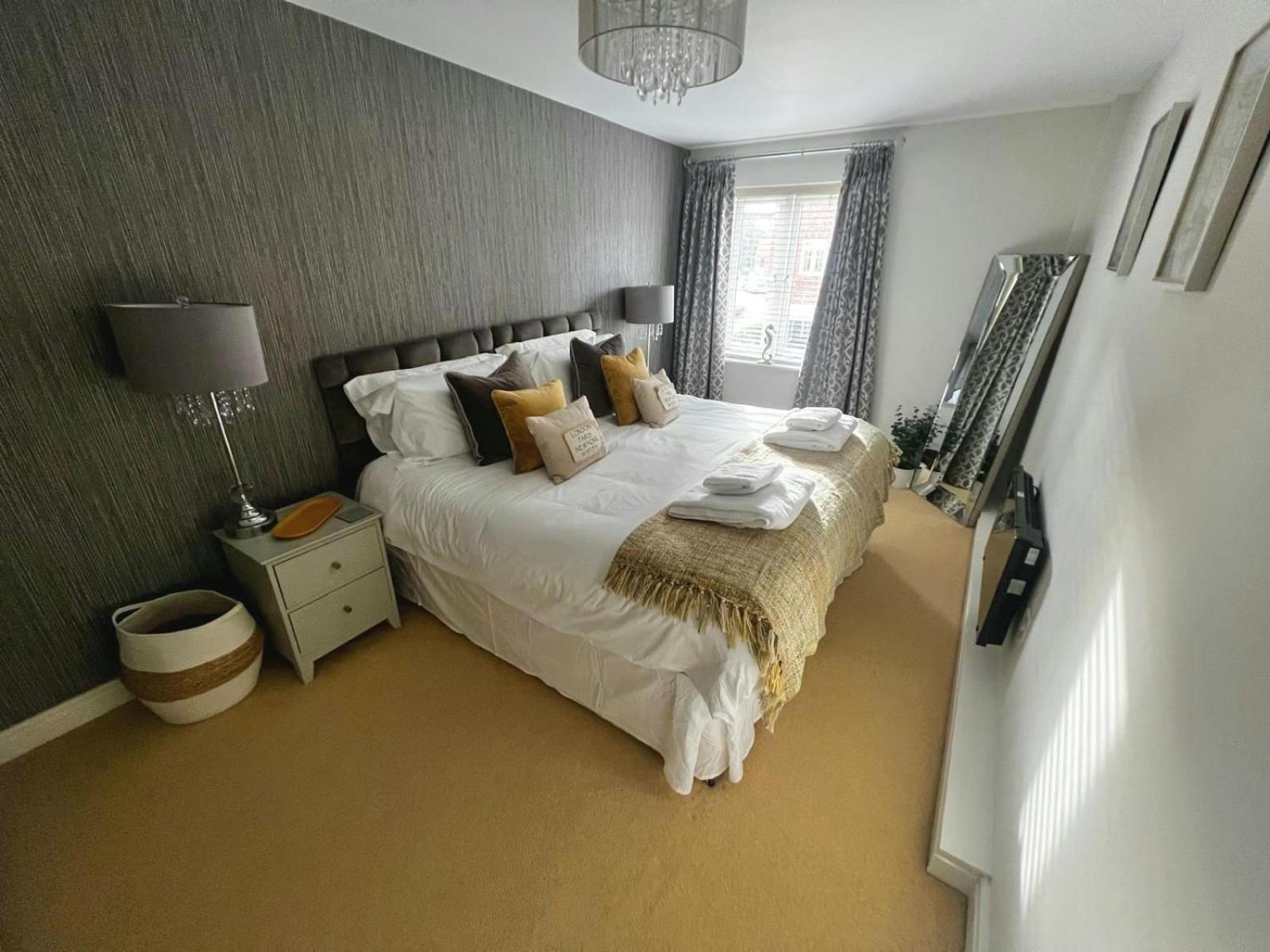 Majestic, Modern & Spacious Harbour-View Apartment With Parking Whitby Zewnętrze zdjęcie