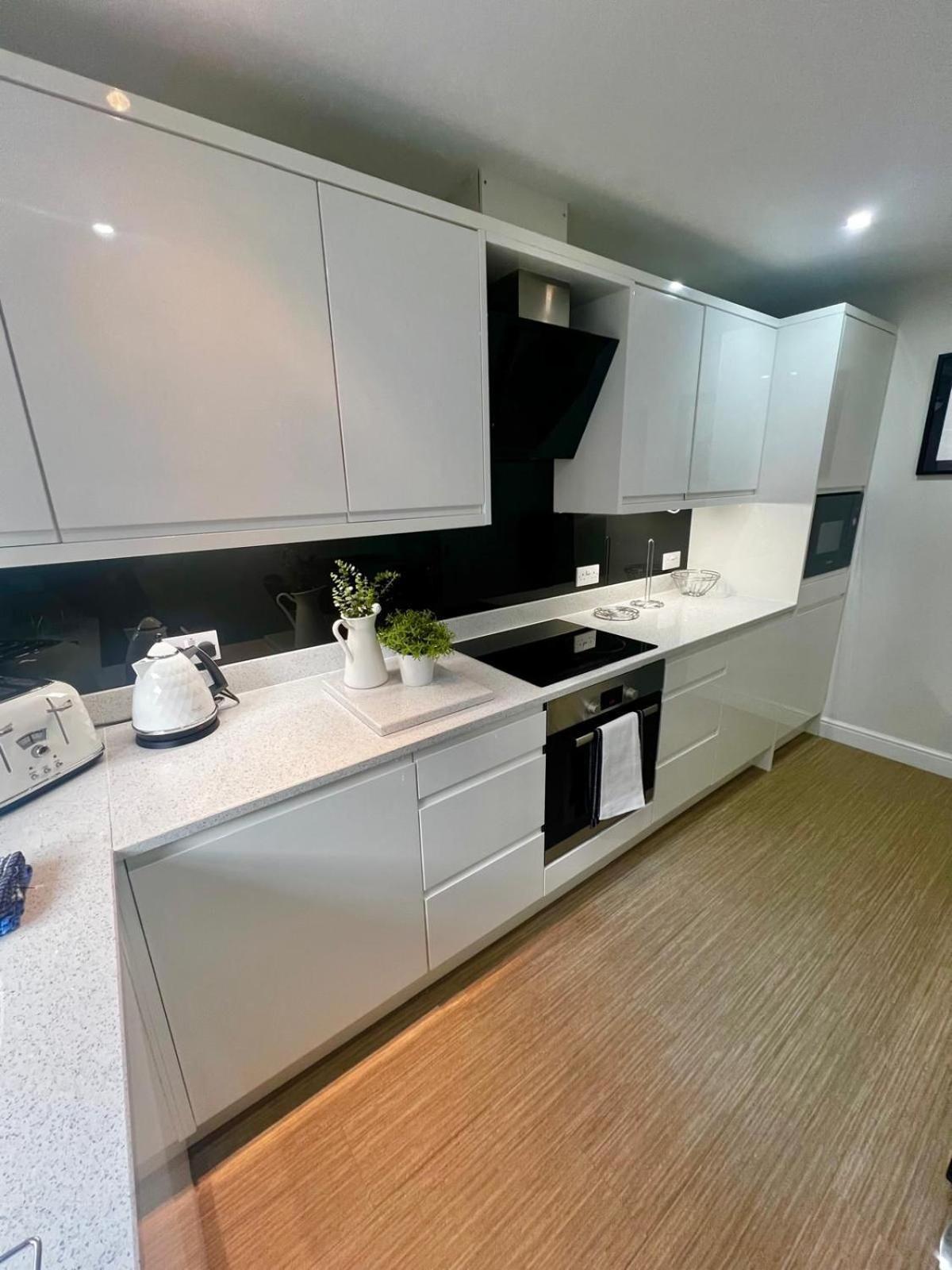 Majestic, Modern & Spacious Harbour-View Apartment With Parking Whitby Zewnętrze zdjęcie